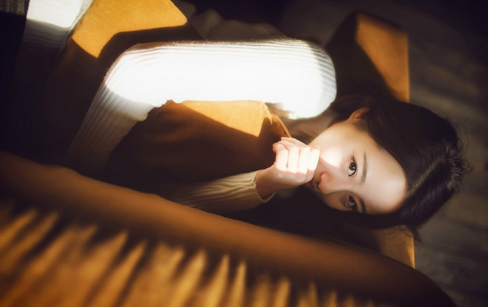 “是啊，夜凰！”伏德眼中，闪过一抹怅然：“一入夜凰，身不由己，呵呵，如果能够完成主人交代下来的任务，夜凰可以恢复自由之身，否则，任务失败，死，到现在，我还不知道有哪个夜凰卫是活着离开的，本以为我会是第一个，如今看来，呵呵……”